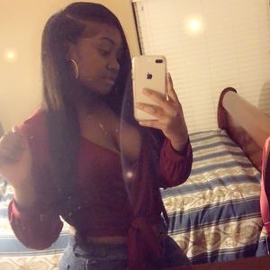 Women’s fashionnova tie-knot shirt.